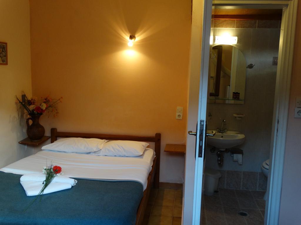 Akrotainaritis Rooms Йеролимин Стая снимка