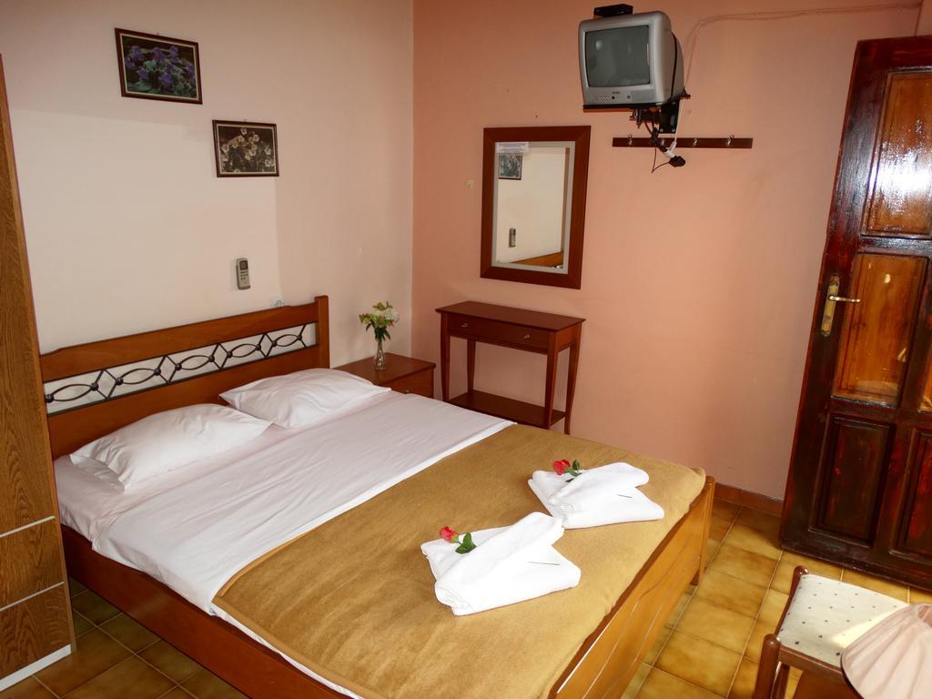 Akrotainaritis Rooms Йеролимин Стая снимка